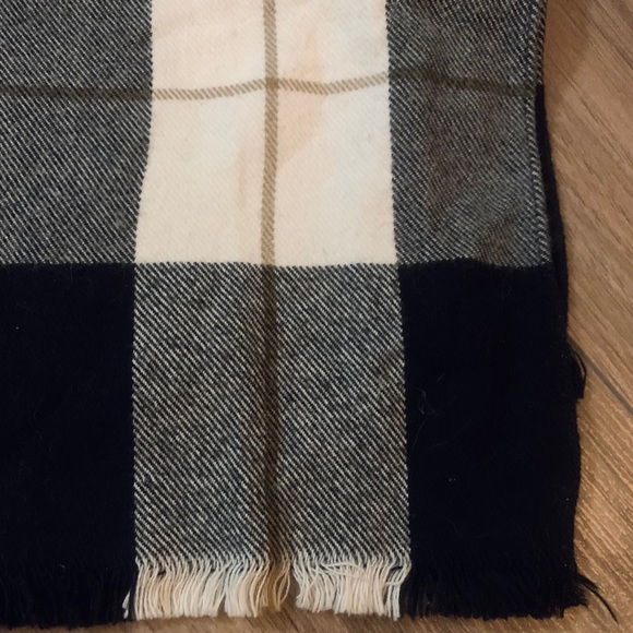 ❣️LAST CHANCE❣️New Gap Plaid Fringe Scarf - Picture 4 of 8